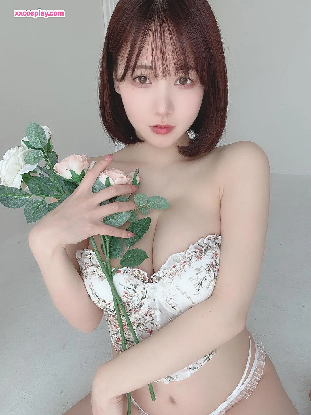 Le corset en dentelle fleurie de KenKen